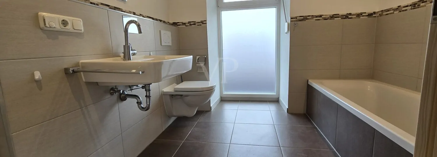 Badezimmer mit Badewanne, WC, Waschbecken