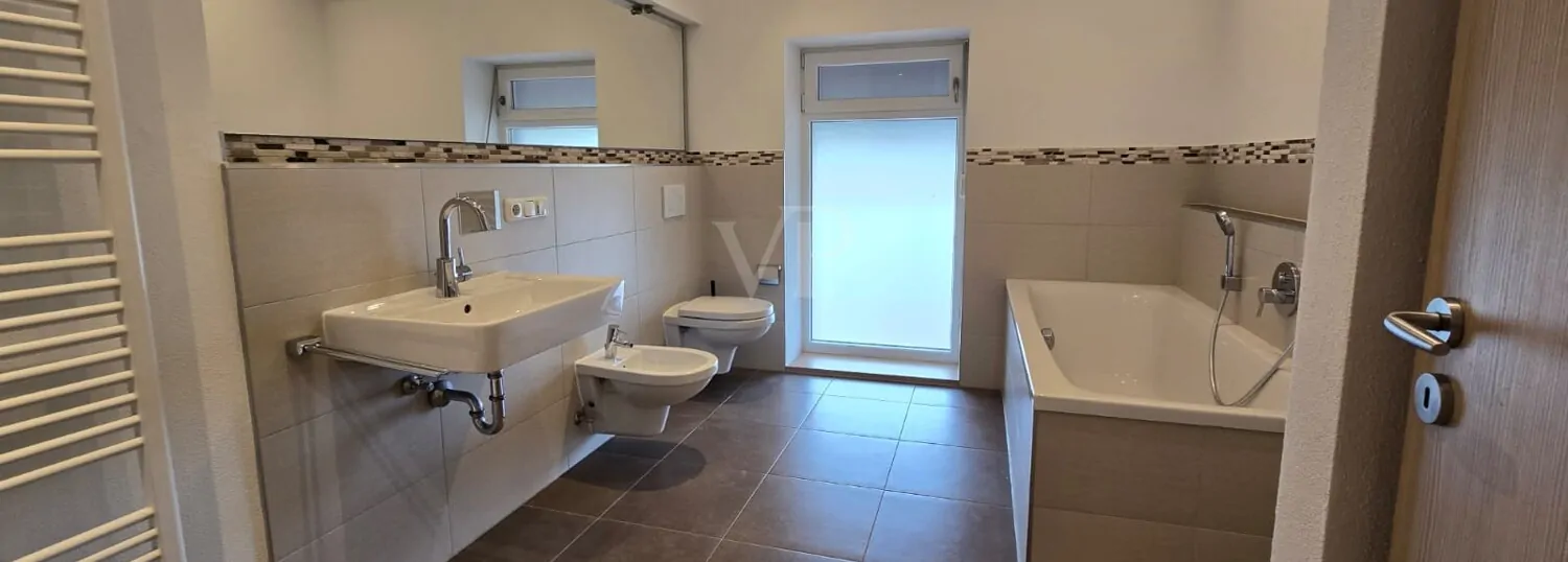 Badezimmer mit Badewanne, WC, Waschbecken