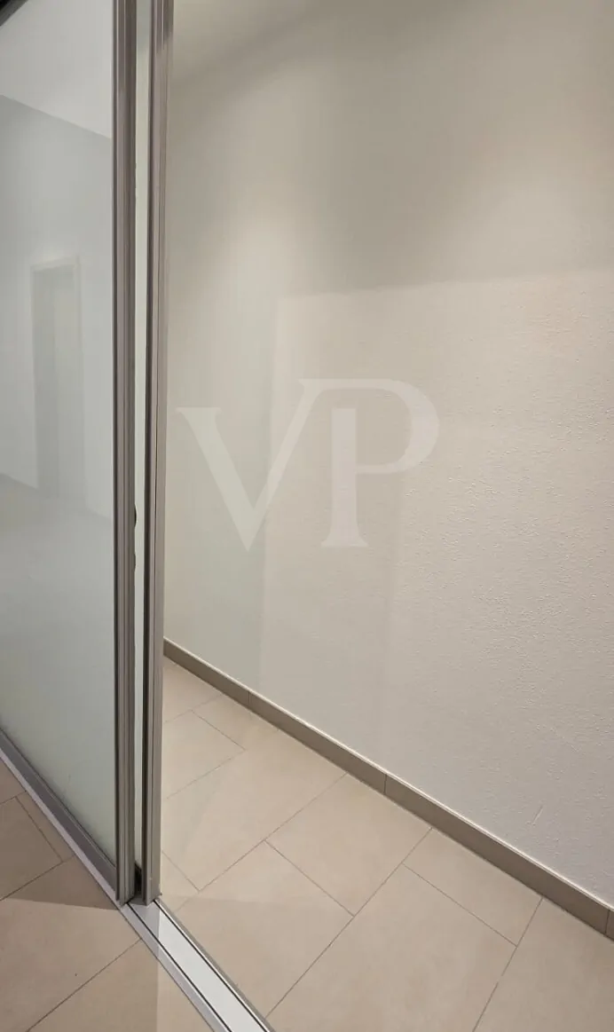 tolle Einbauten / Abstellflächen hinter Glas