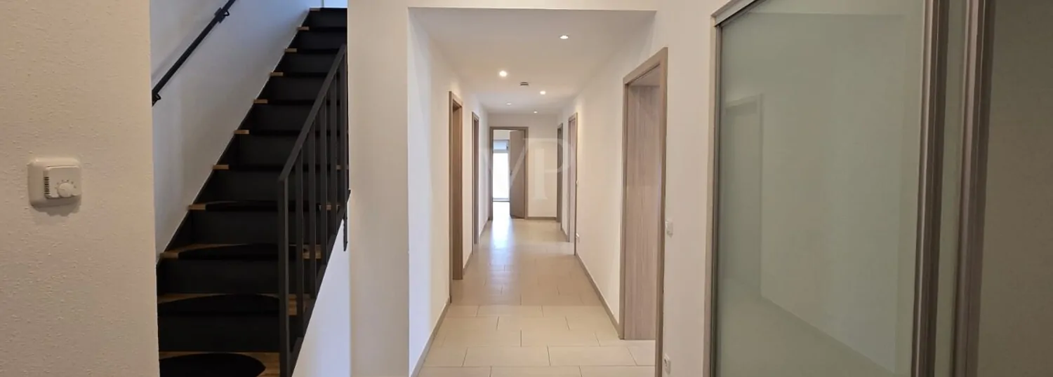 Flur mit Sicht Aufgang zur zweiten Maisonette