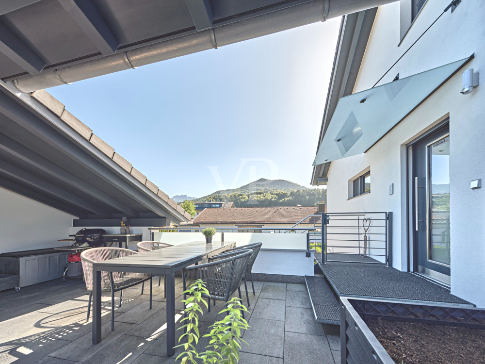 Extravaganter Blick von Freisitz auf Berge von Dachterrasse