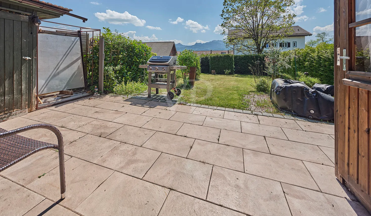 Terrasse mit angrenzendem Grundstück