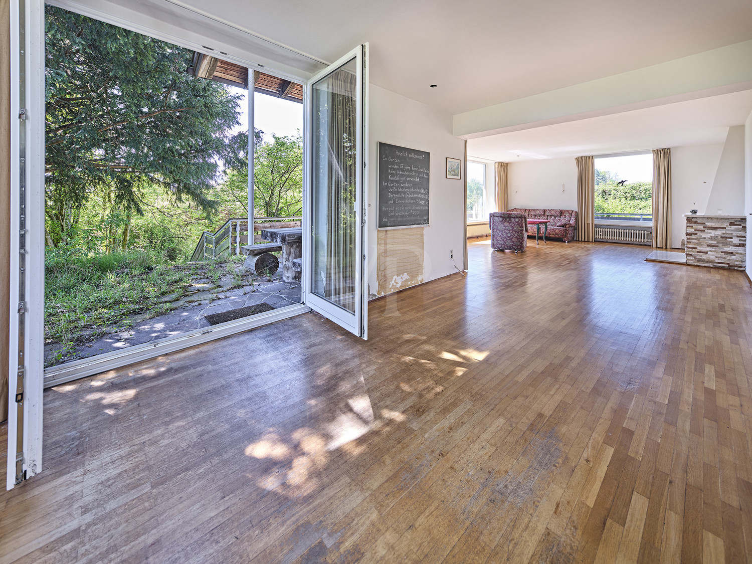 großes Wohn-/Esszimmer mit Ausgang auf die Terrasse