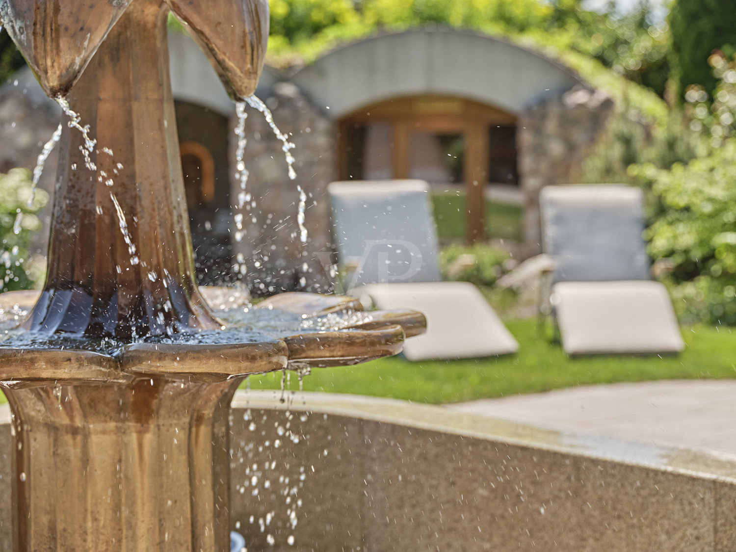 Architektonisch interessantes Villenanwesen in eindrucksvoll gestaltetem Park + SPA-Refugium