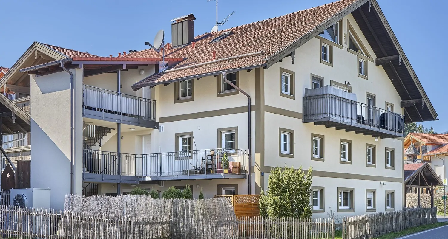 Hausansicht mit Treppenaufgang