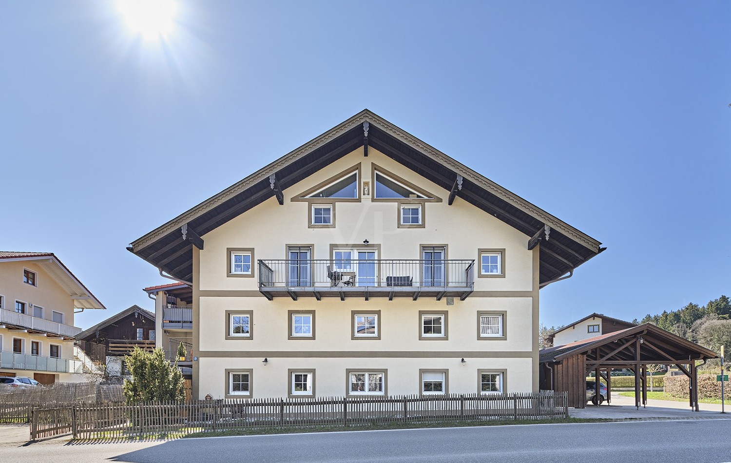 Hausansicht von Straßenseite