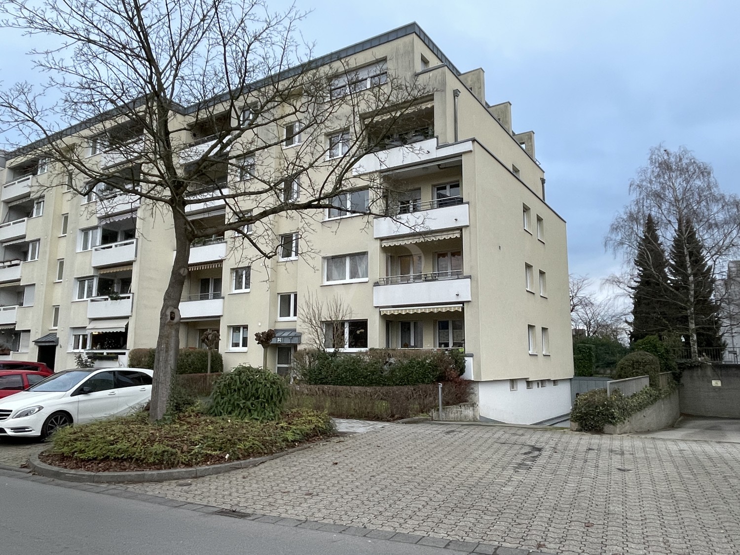 Außenansicht mit Garagenzufahrt