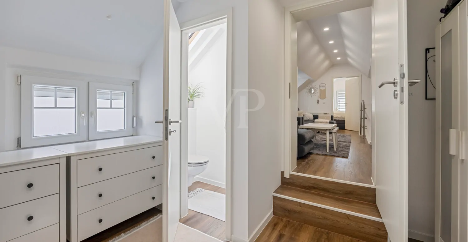 Zimmer und WC im Dachgeschoss