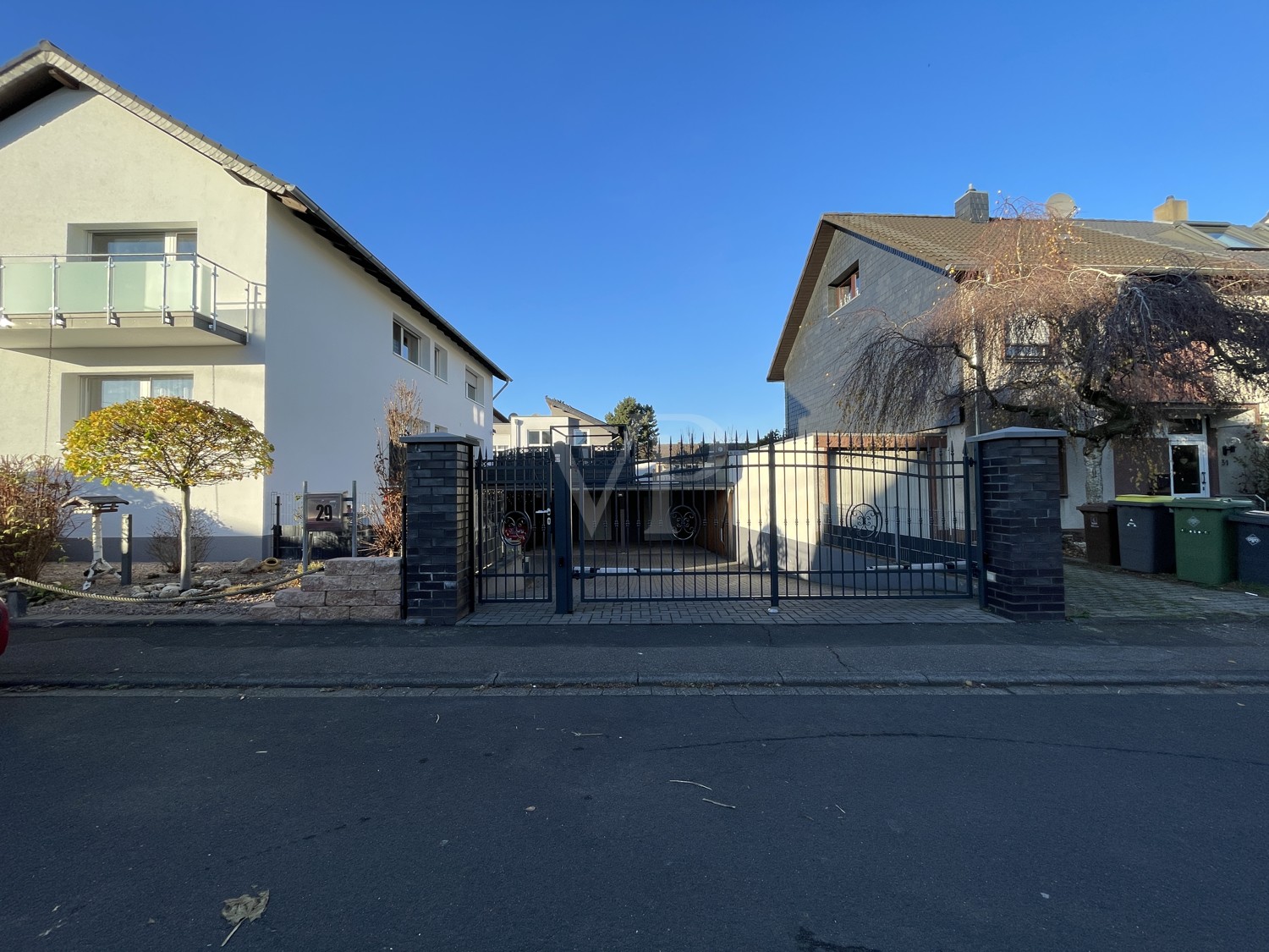 Außenansicht - Zufahrt zum Carport