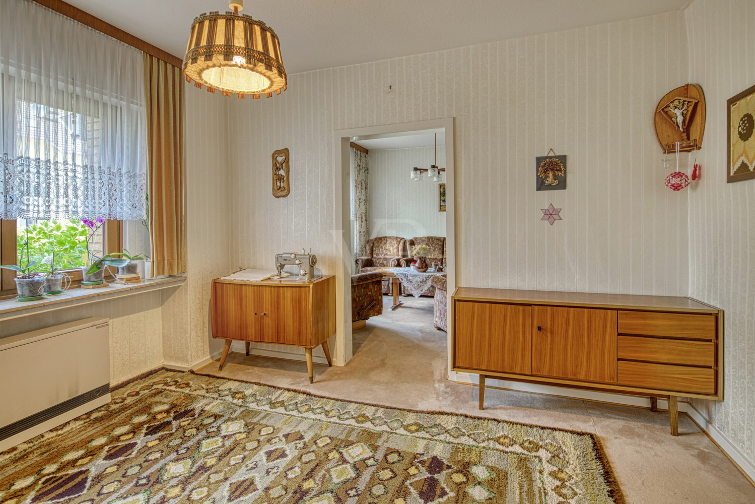 Esszimmer mit angrenzendem Wohnzimmer