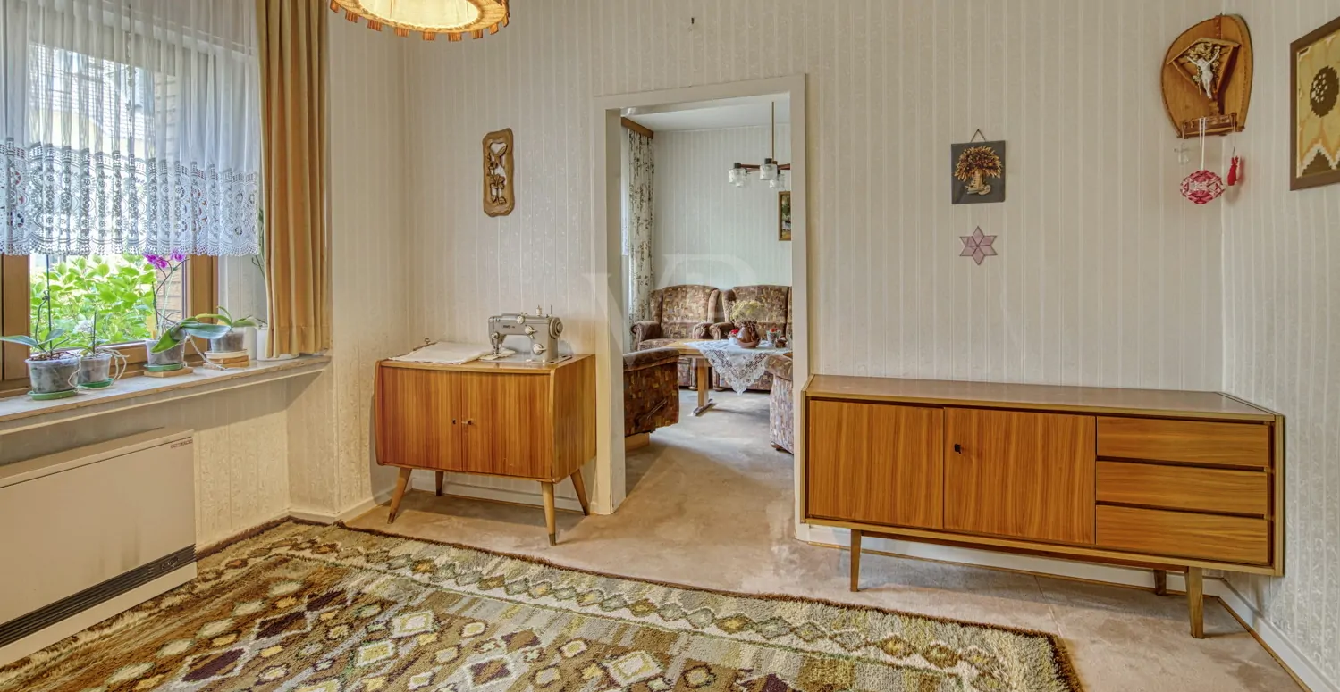 Esszimmer mit angrenzendem Wohnzimmer