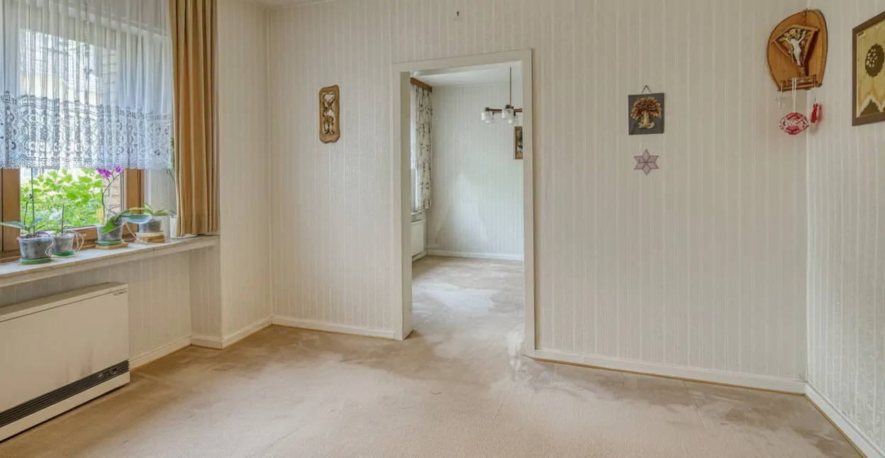 Esszimmer mit angrenzendem Wohnzimmer