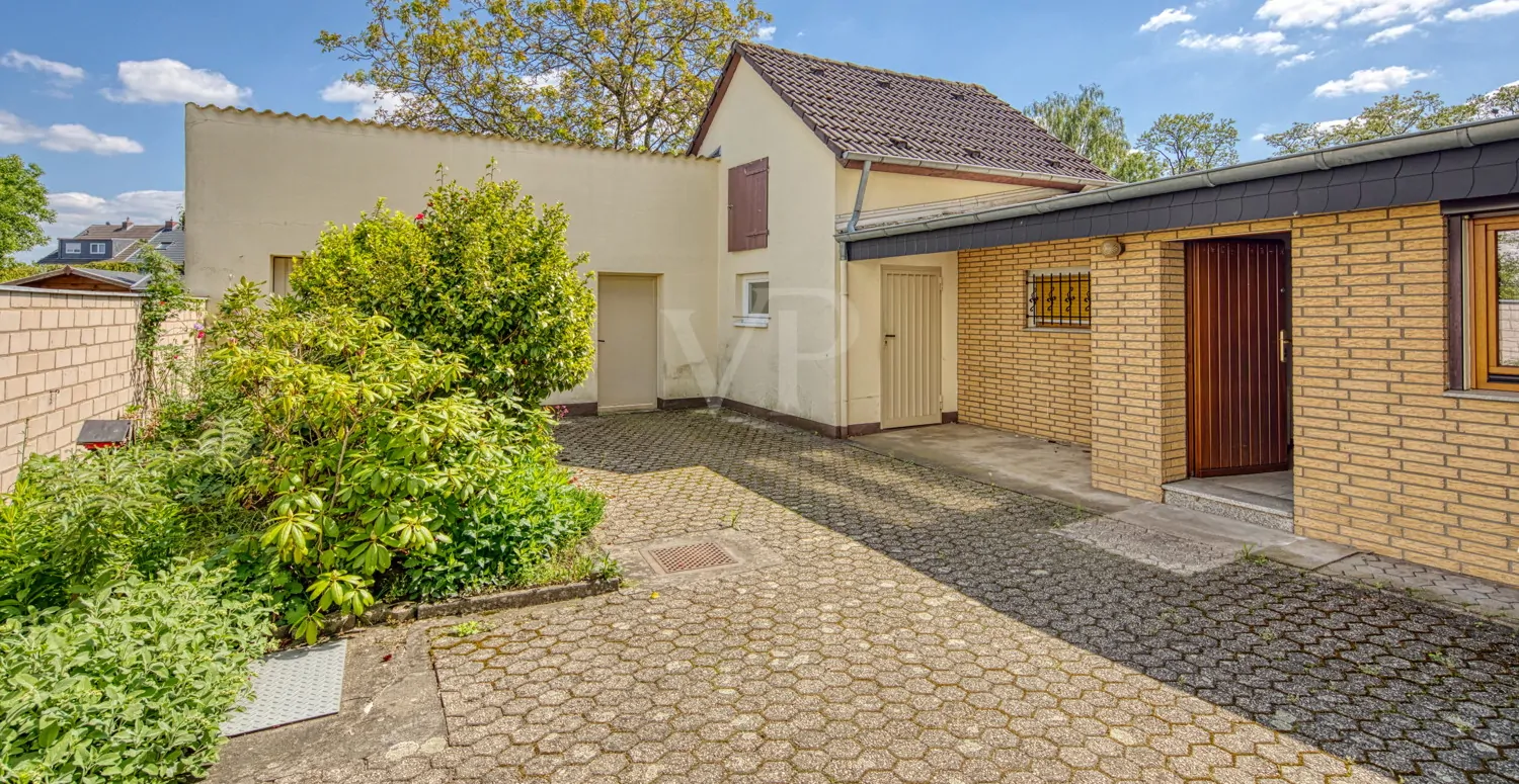 Innenhof mit Anbau und Nebengebäuden