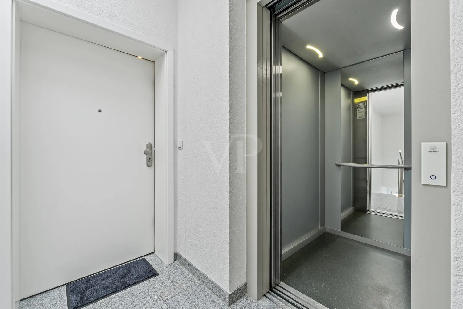 Treppenhaus mit Aufzug