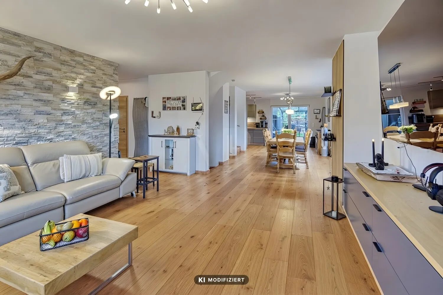 Wohn-und Esszimmer mit alternativem Boden