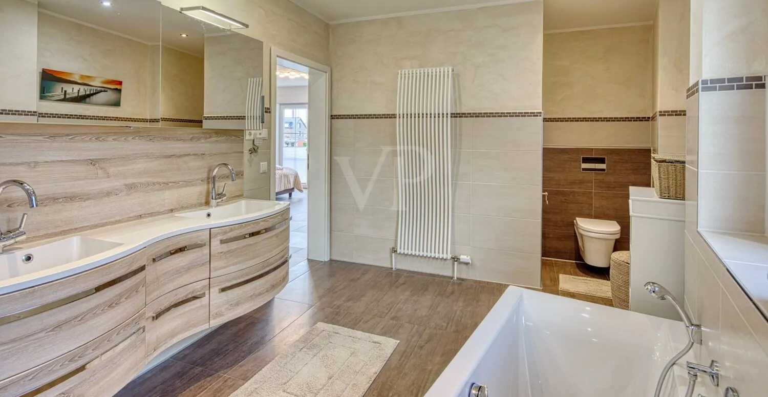 Badezimmer en suite im Obergeschoss