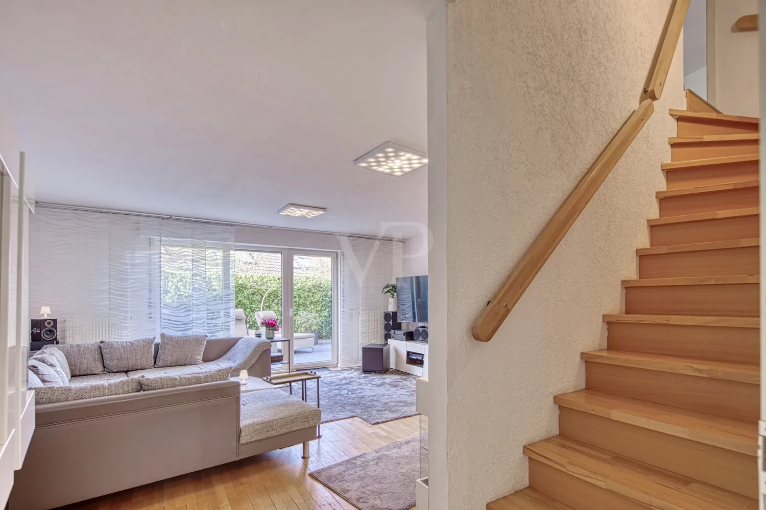 Treppe und Wohnzimmer