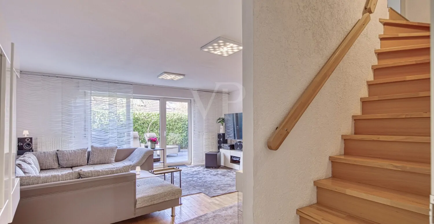 Treppe und Wohnzimmer