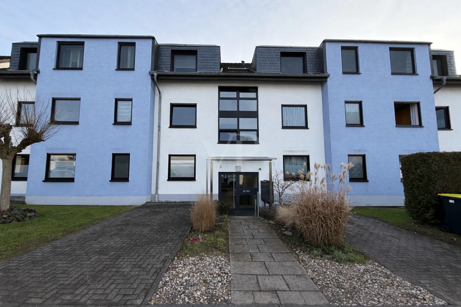 Hausansicht und Hauseingang