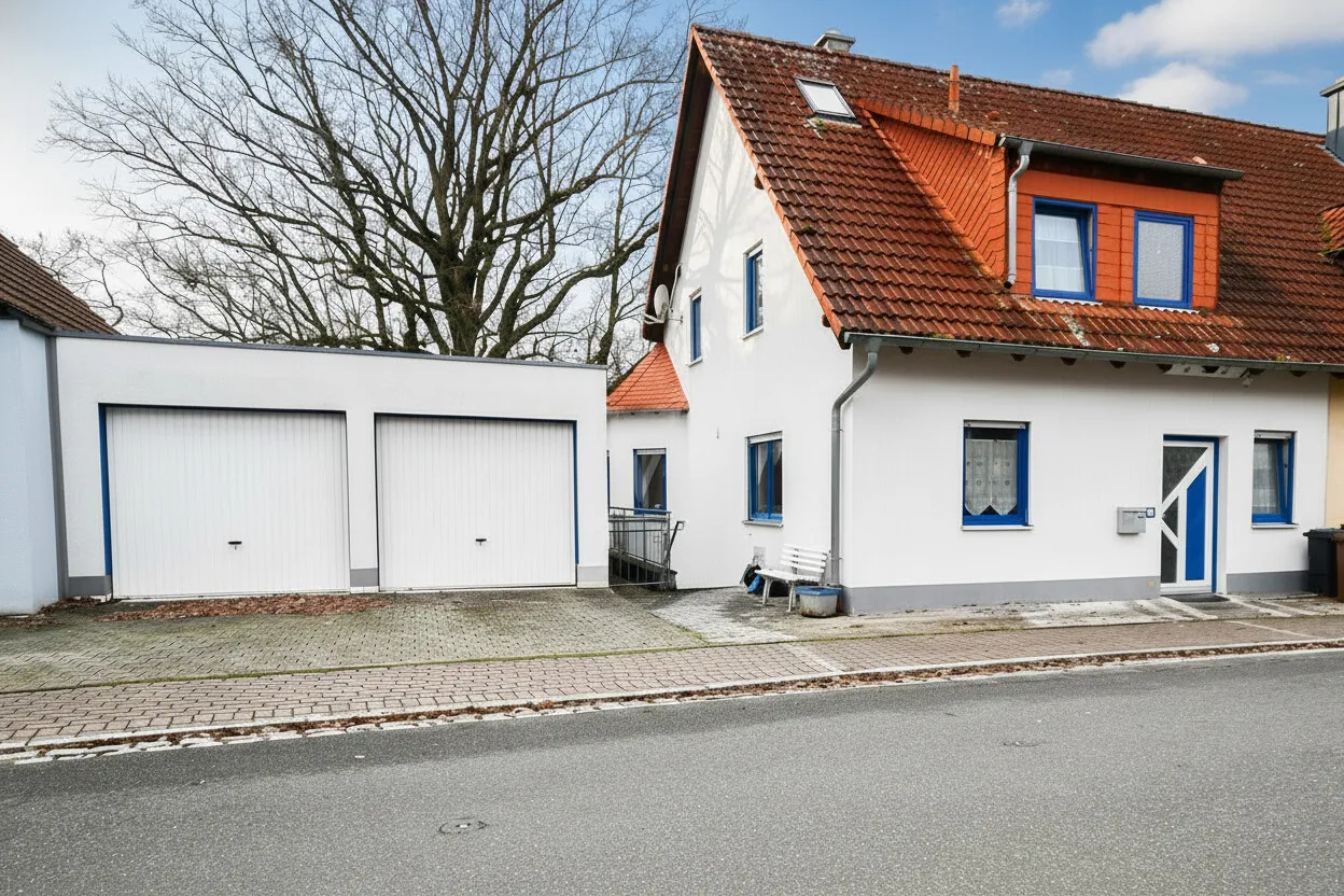 Außenansicht mit Doppelgarage