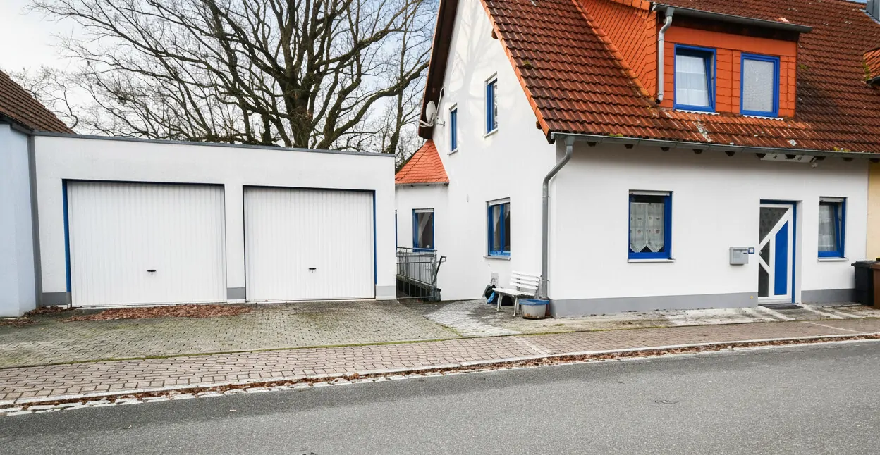 Außenansicht mit Doppelgarage