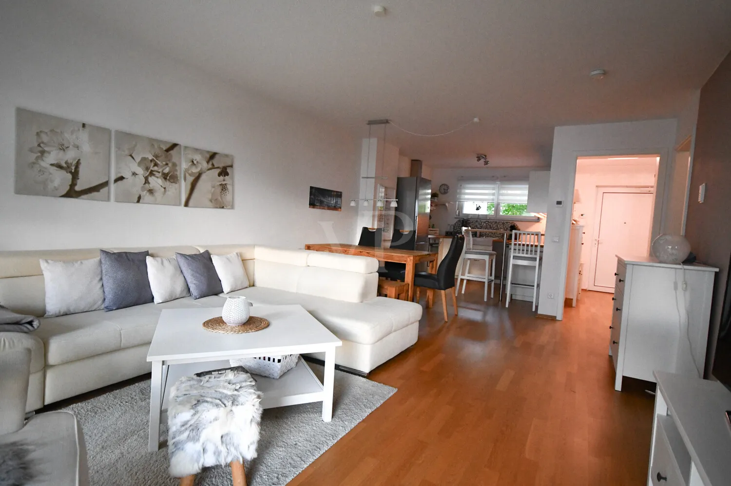 Wohn- und Esszimmer mit offener Küche