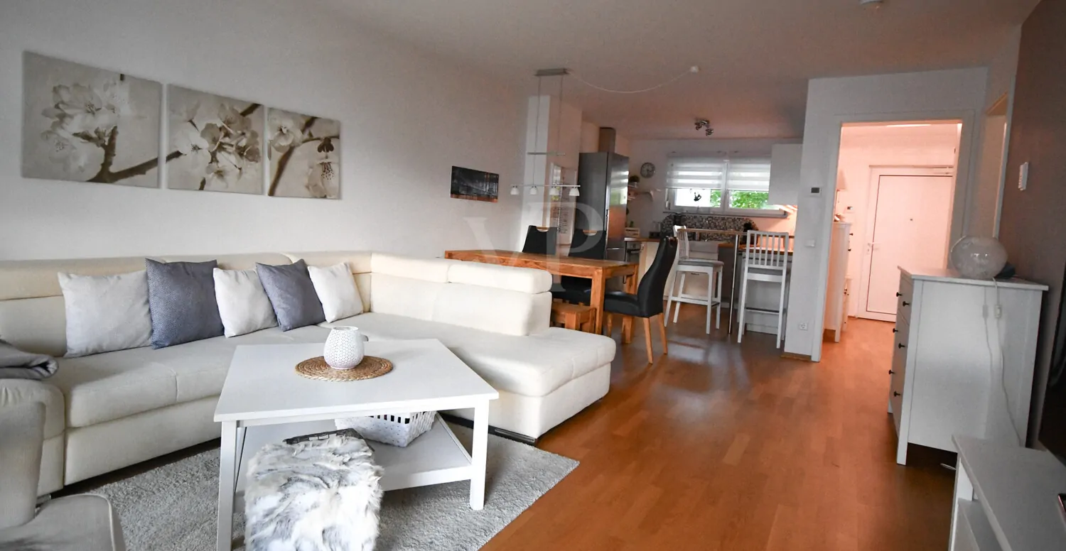 Wohn- und Esszimmer mit offener Küche