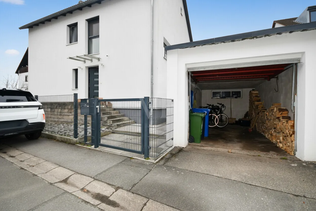 Außenansicht mit Garage