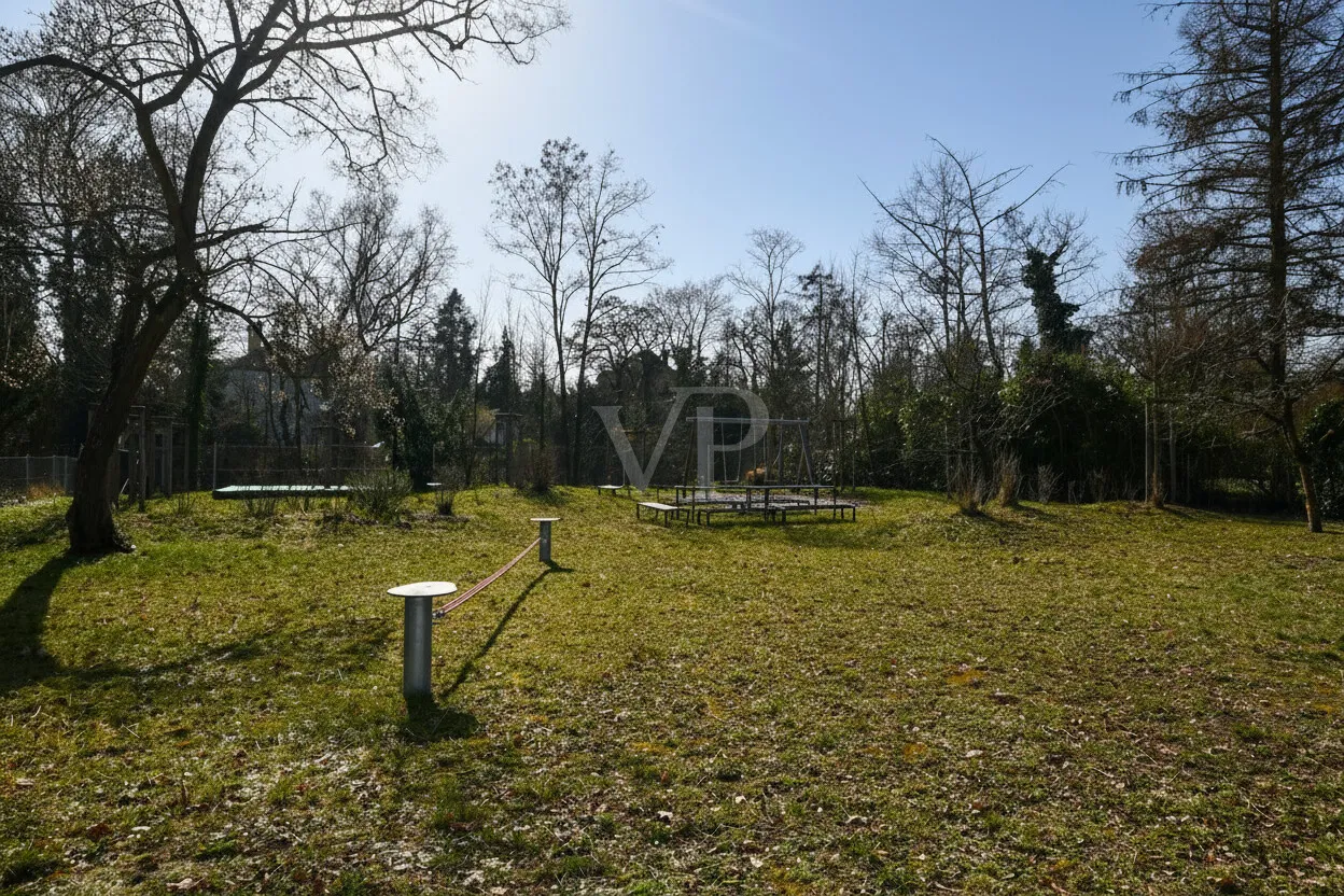 mit Spielplatz