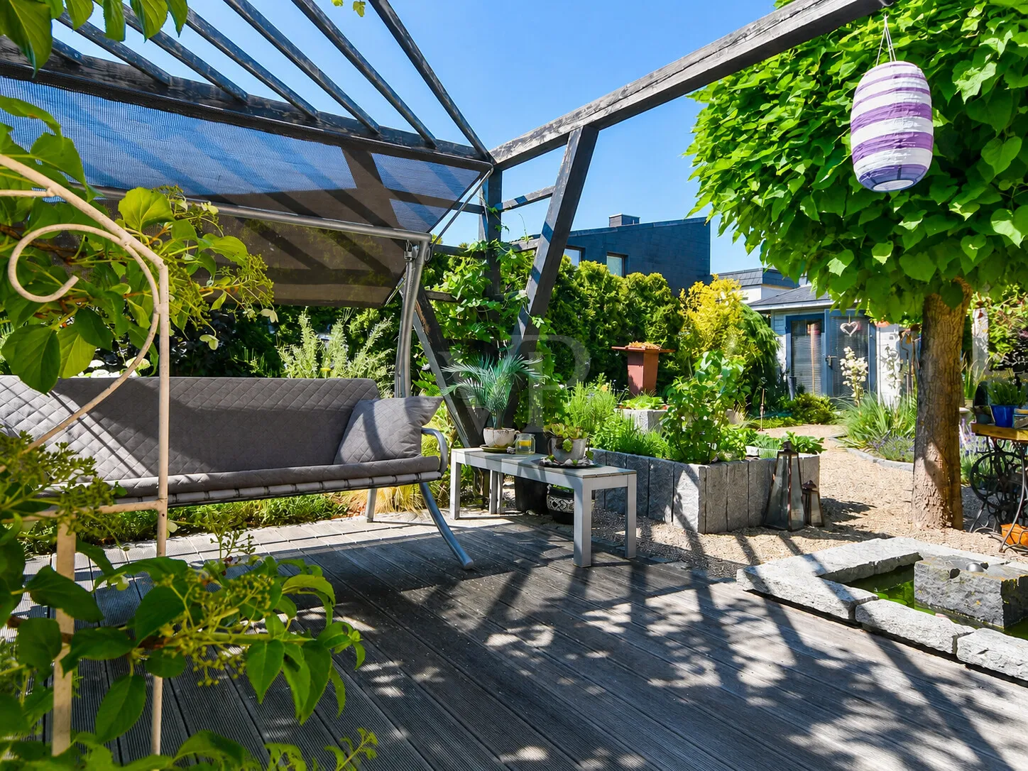 mit Sitzgelegenheit