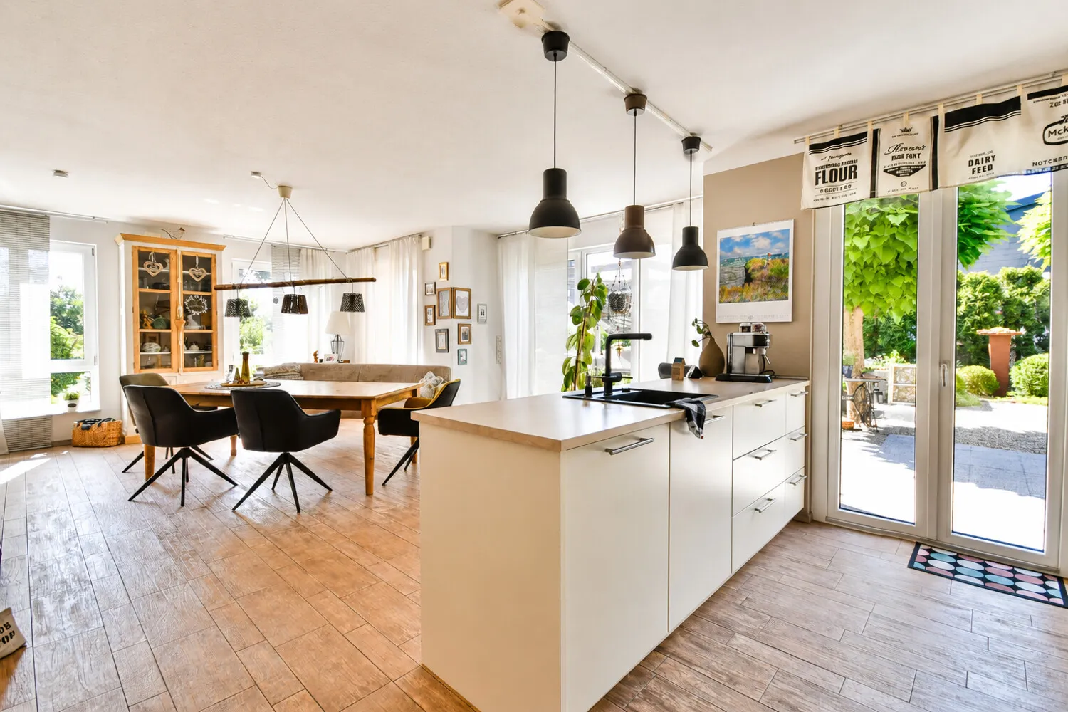 Blick von der Küche ins Esszimmer
