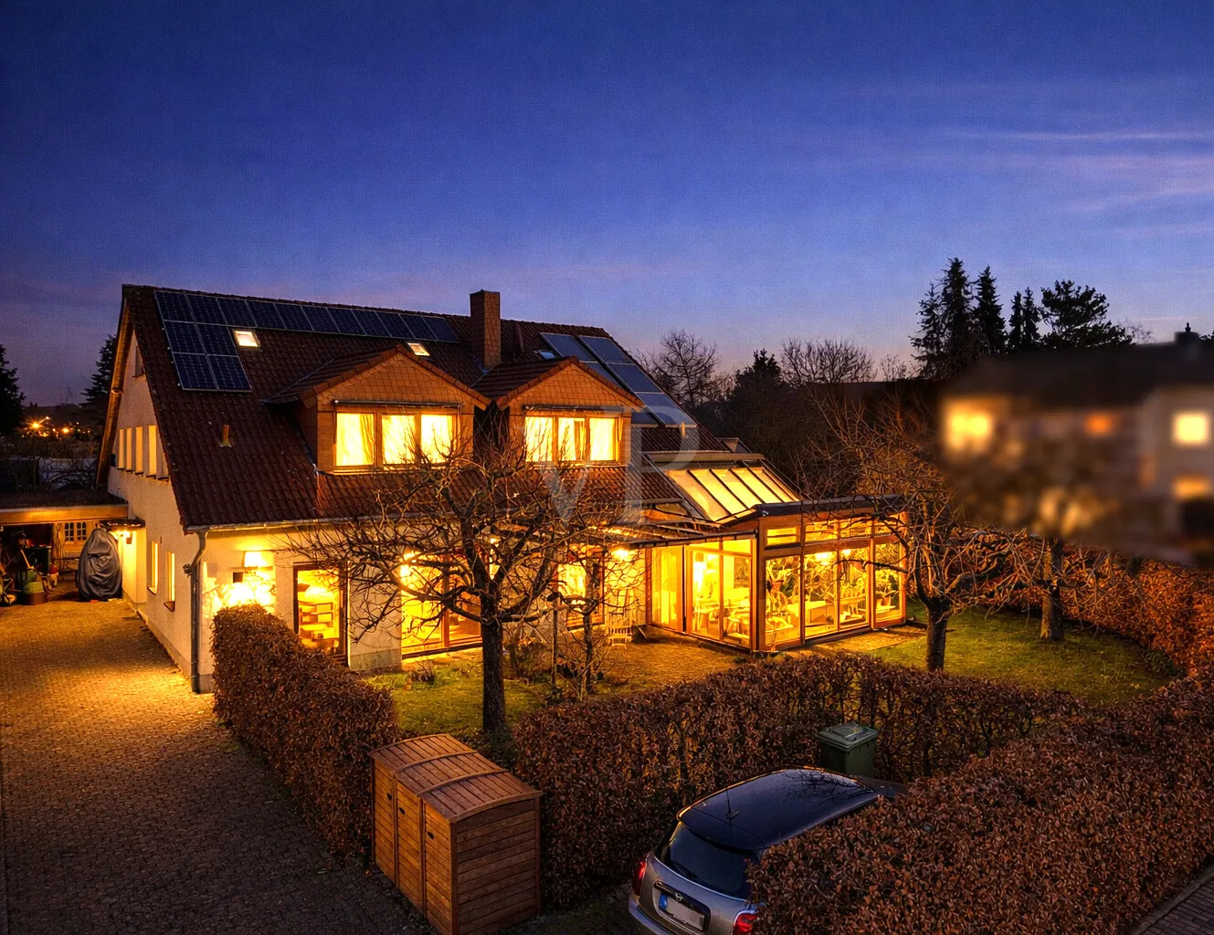 Einladendes Zuhause bei Dämmerung