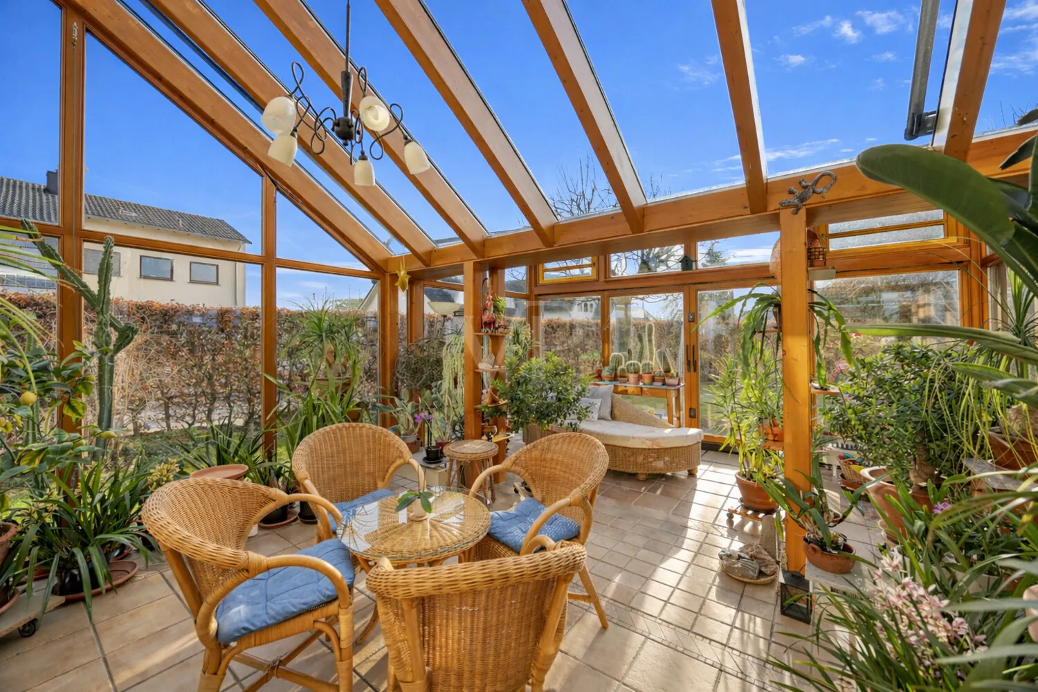 Heller Wintergarten mit Pflanzen und Möbeln