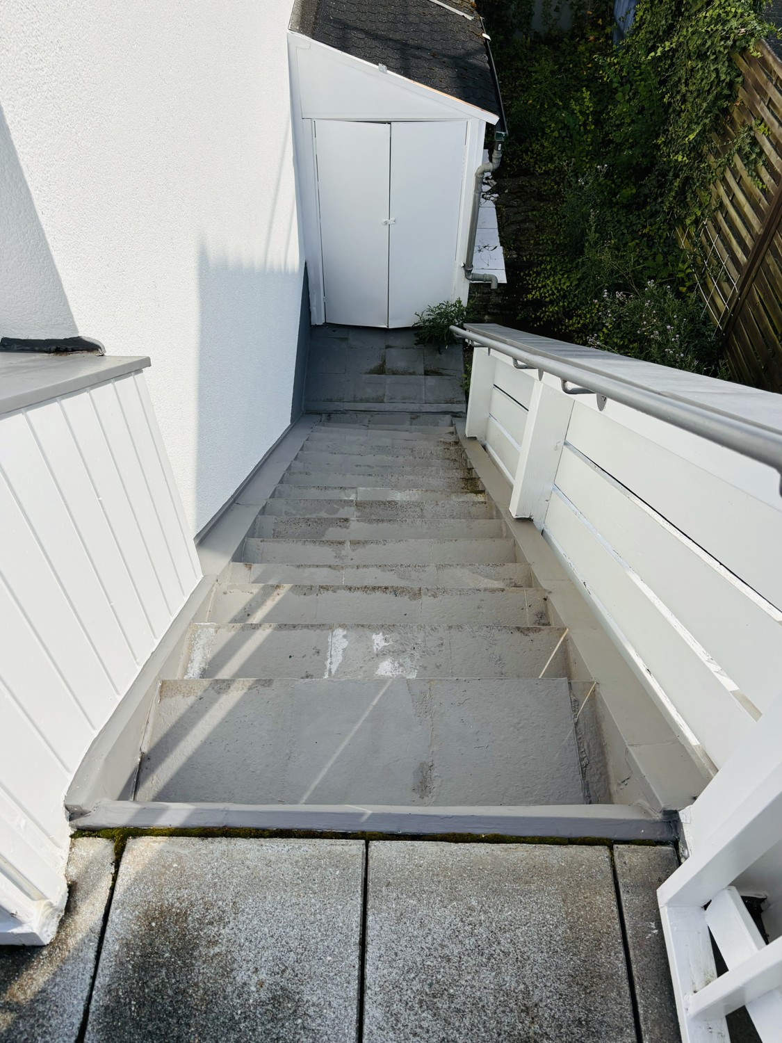 Außentreppe von dem Balkon in den Garten
