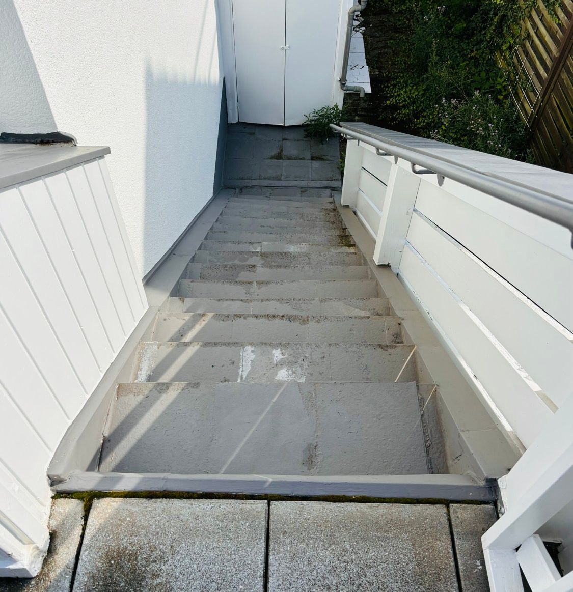 Außentreppe von dem Balkon in den Garten