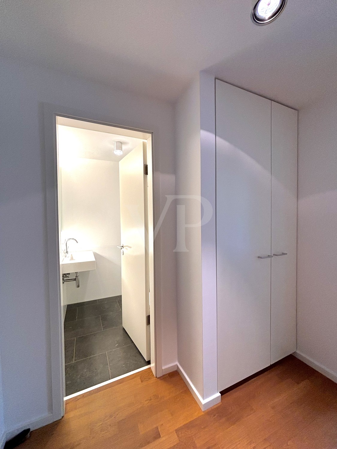Badezimmer und Garderobe