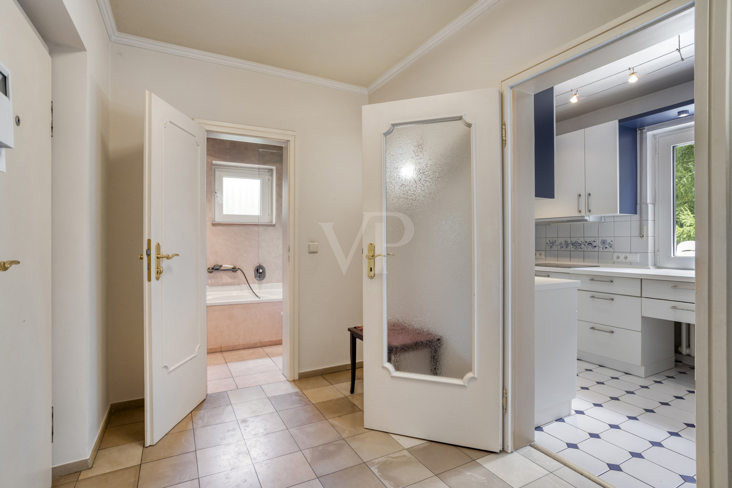 Blick in die Küche und das Badezimmer