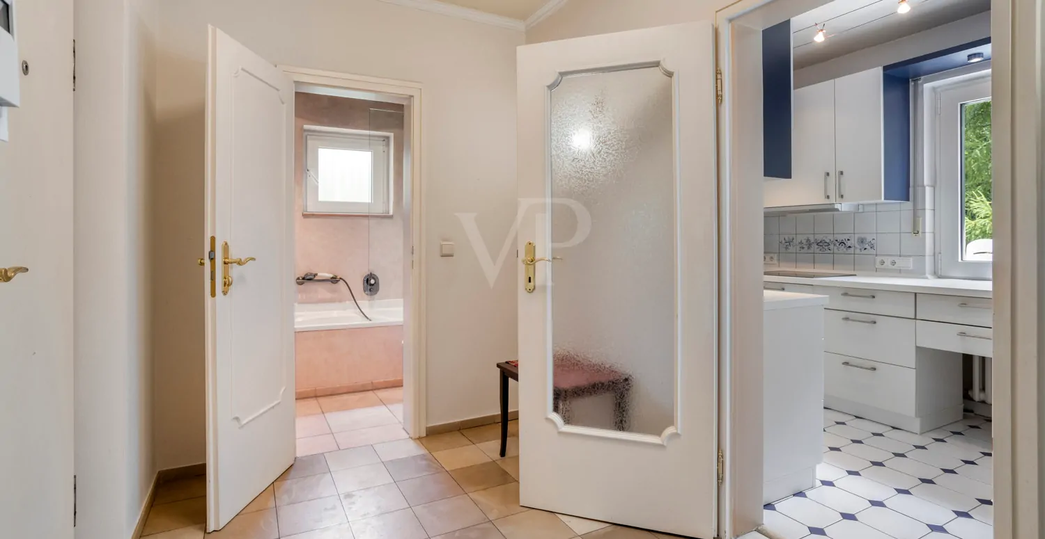 Blick in die Küche und das Badezimmer