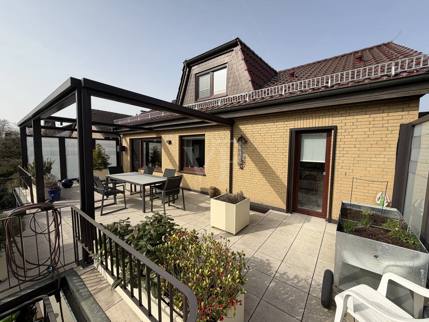 Terrasse mit Verschattungsmöglichkeit