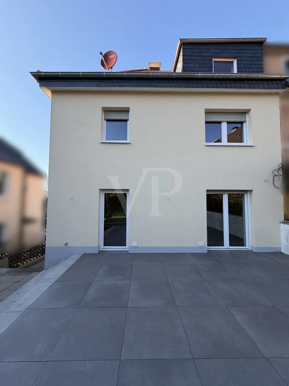 Rückansicht mit Terrasse