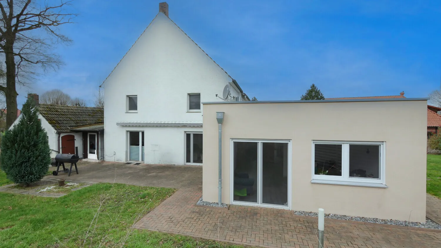 Rural detached house with many possibilities