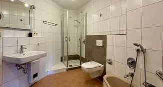 von_poll_real_estate_property_25162005_image_8