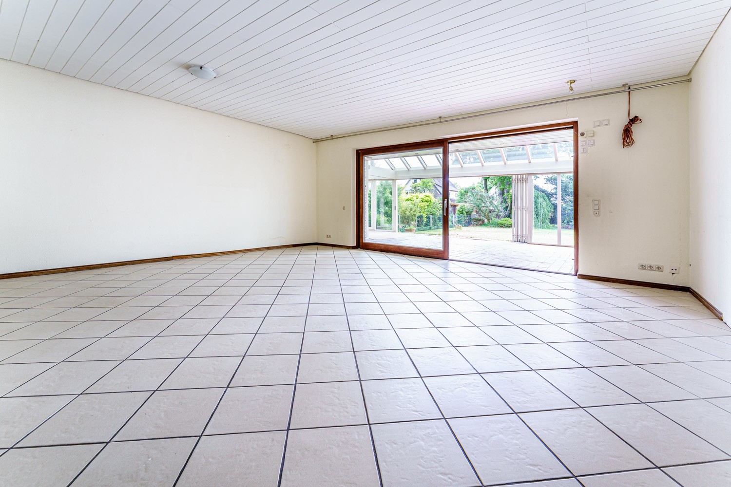 Wohnzimmer mit Zugang zum Wintergarten