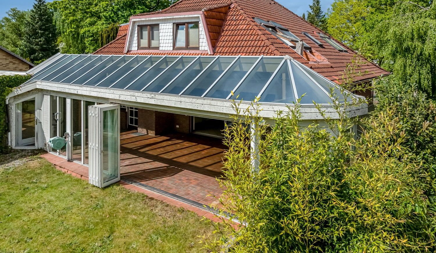 Rückansicht Gebäude & Wintergarten