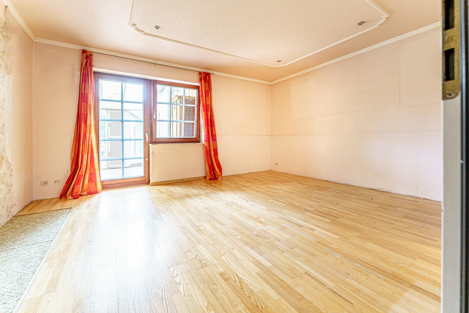 Schlafzimmer mit Zugang zum Wintergarten