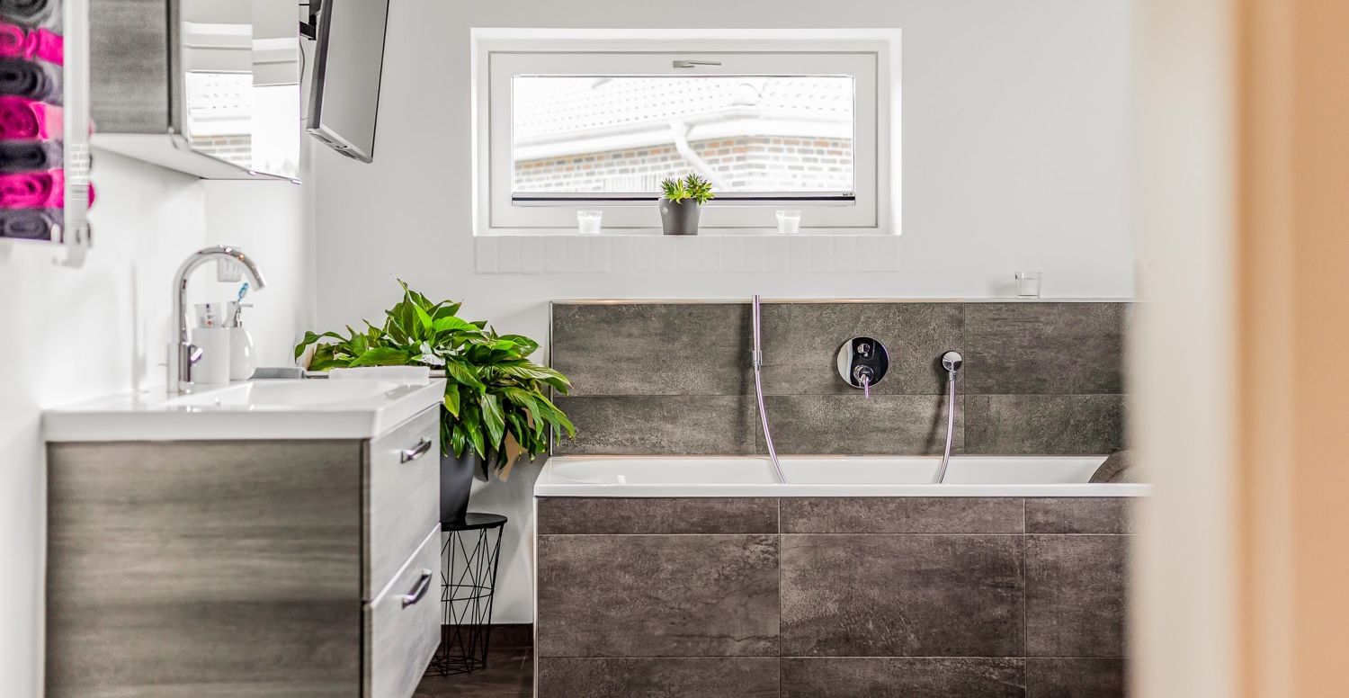 Zum Entspannen: Badewanne mit TV gegenüber