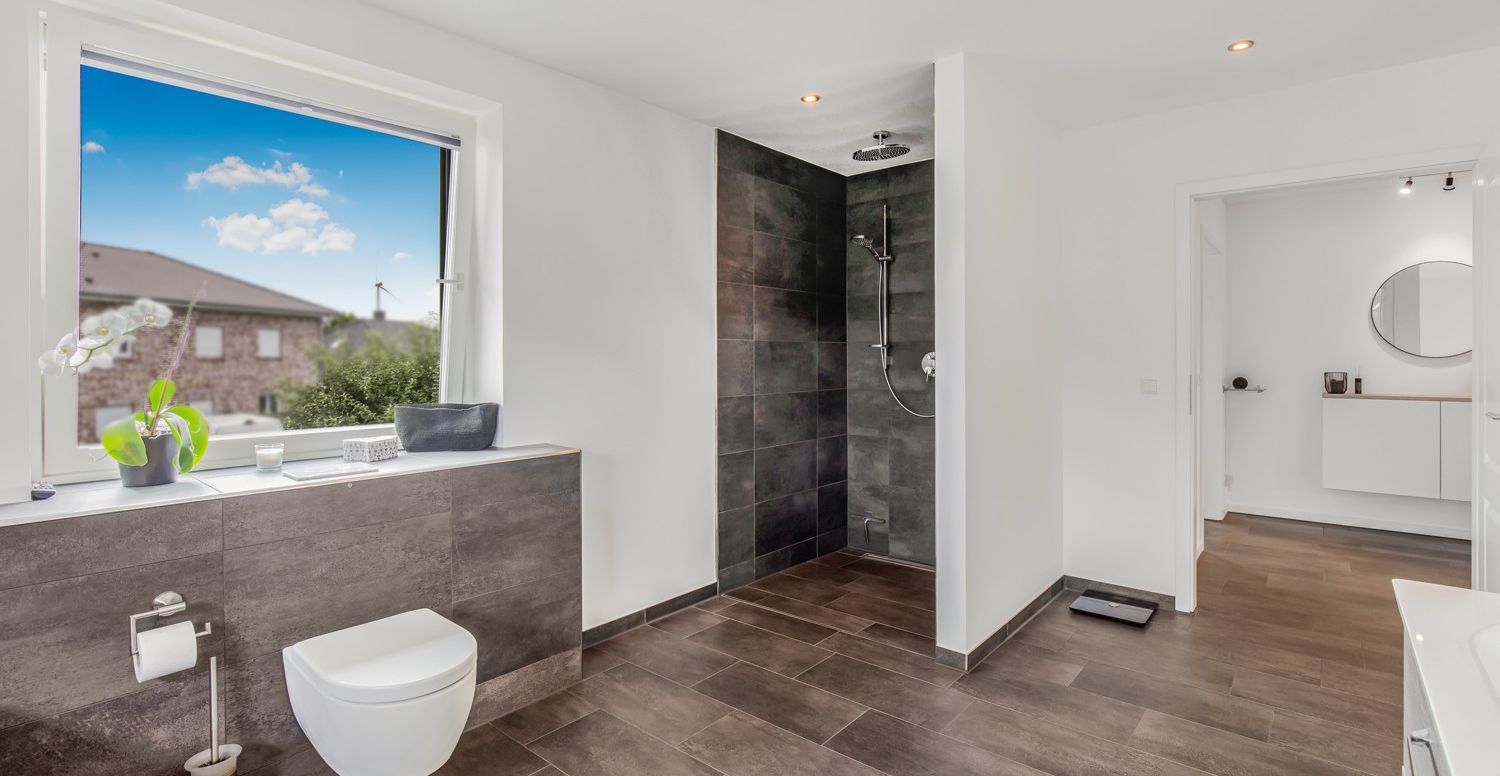 Große und ebenerdige Dusche