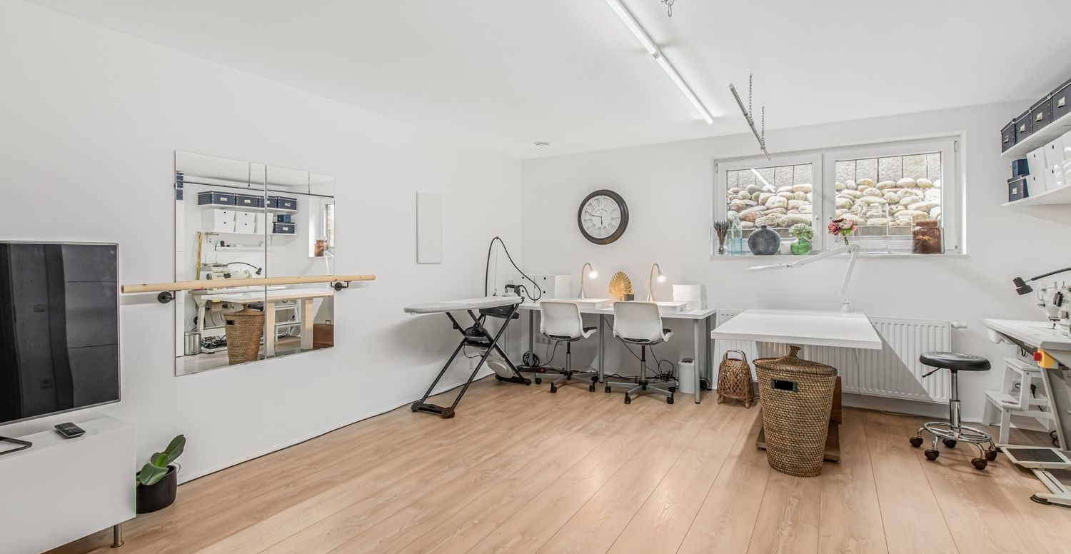 Großes und wohnlich-nutzbares Zimmer im Kellergeschoss