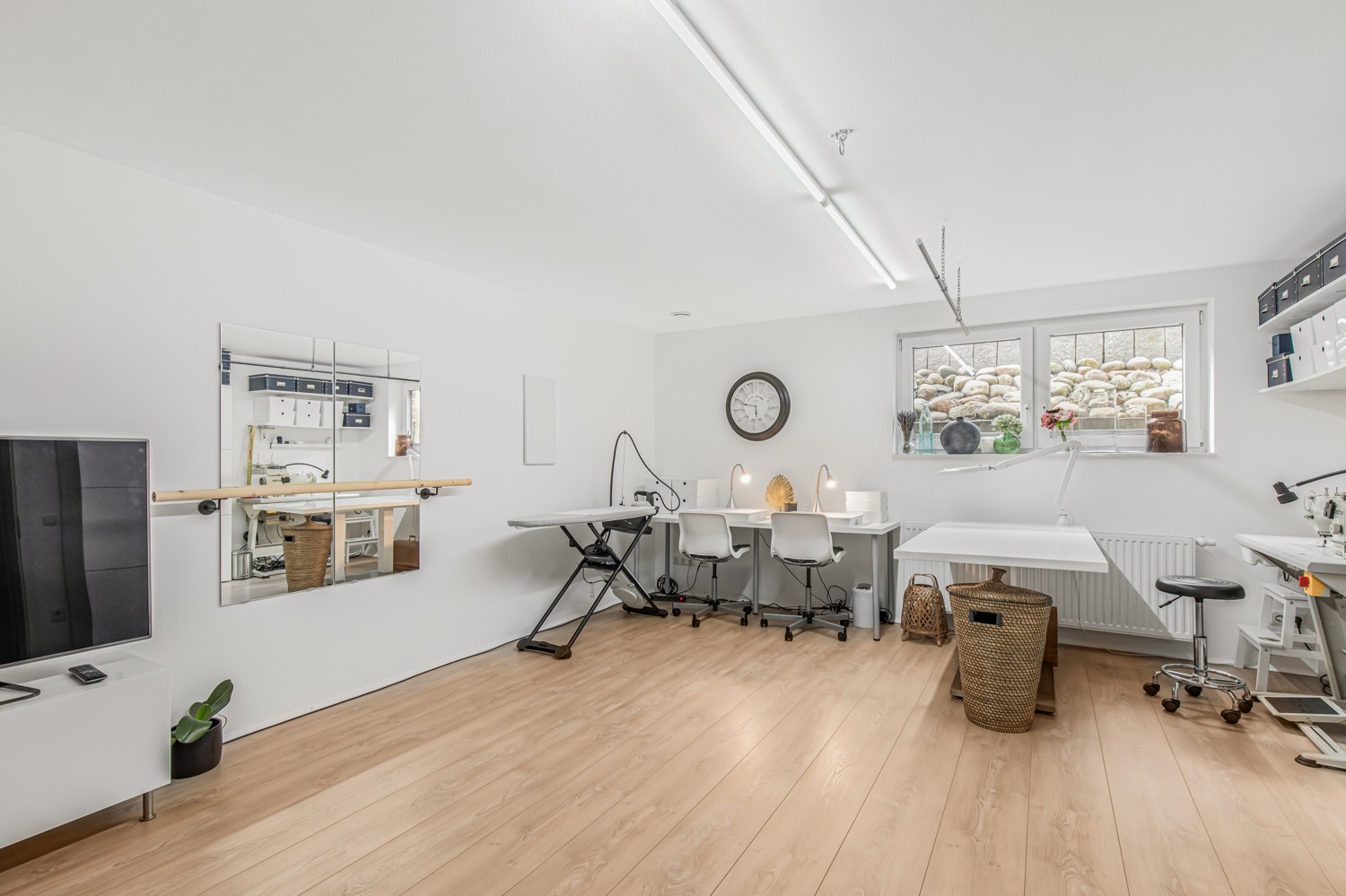 Großes und wohnlich-nutzbares Zimmer im Kellergeschoss
