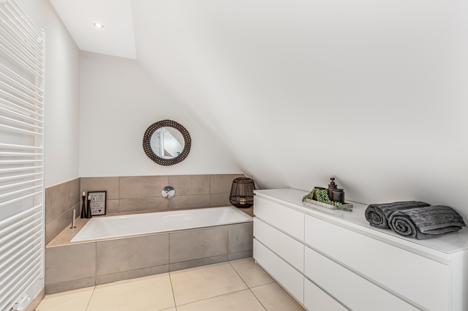 Zeit zum Entspannen: Blick auf die Badewanne